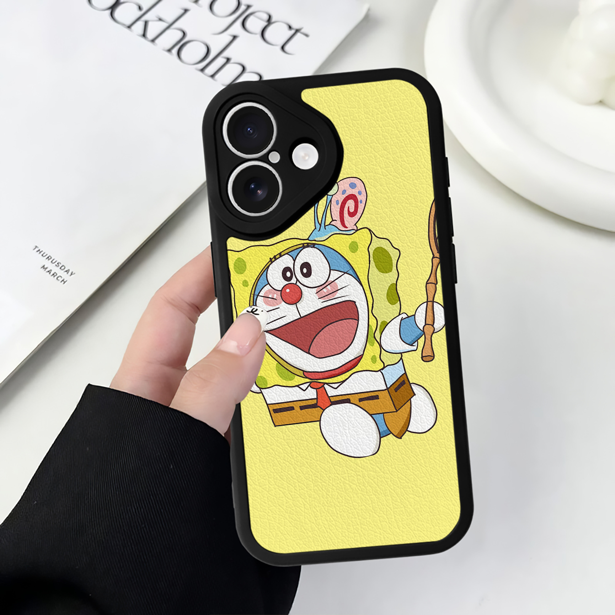 （画像用） ドラえもん Doraemon 【iPhone 16シリーズ対応】シリコンスマホケース（レザー調） 材質：シリコン
